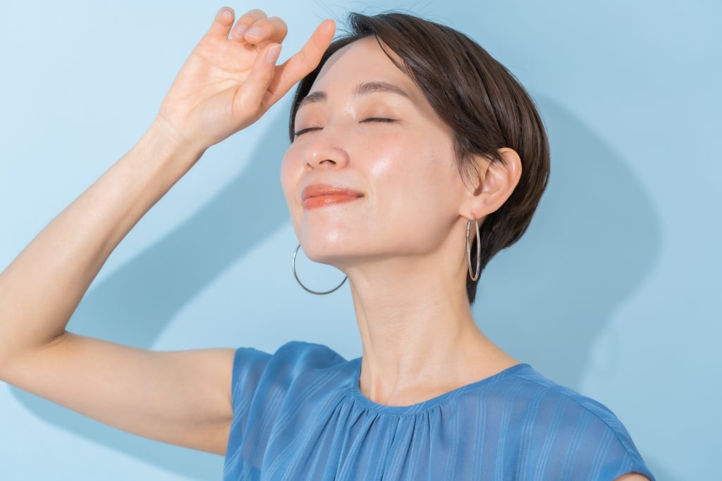 目を閉じる女性